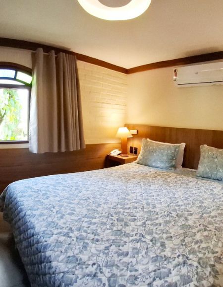 Quarto principal do Chalé com telefone e cofre