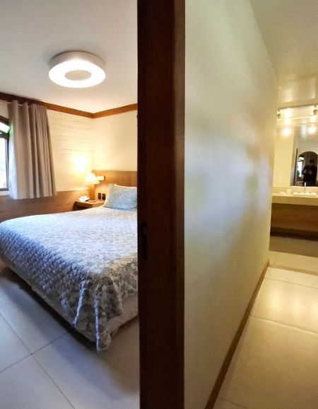 Sala do Chalé com três camas de solteiro