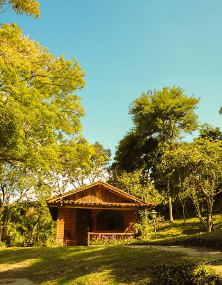 Varanda do Chalé com rede no Hotel Fazenda Gamela
