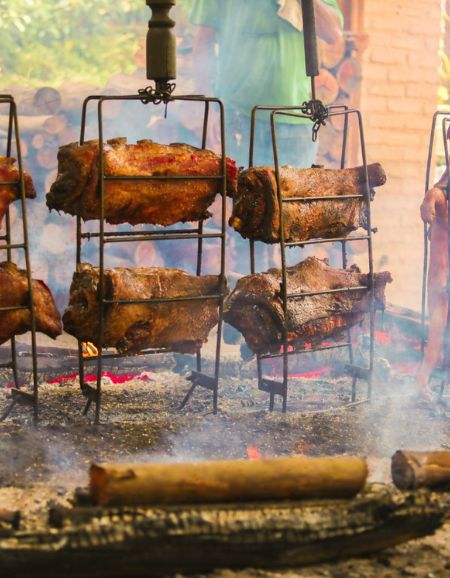 Costela assando na brasa por 6 horas no churrasco de chão da Gamela