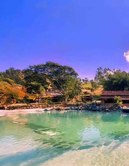 Piscina biológica Oásis com águas cristalinas no Hotel Fazenda Gamel
